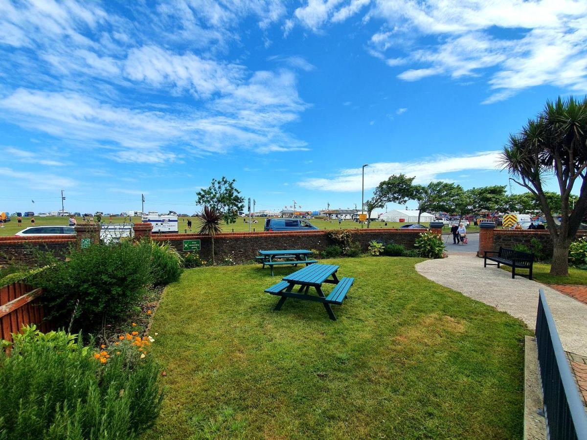 Beach Hotel Torbay B&B Пейнтън Екстериор снимка
