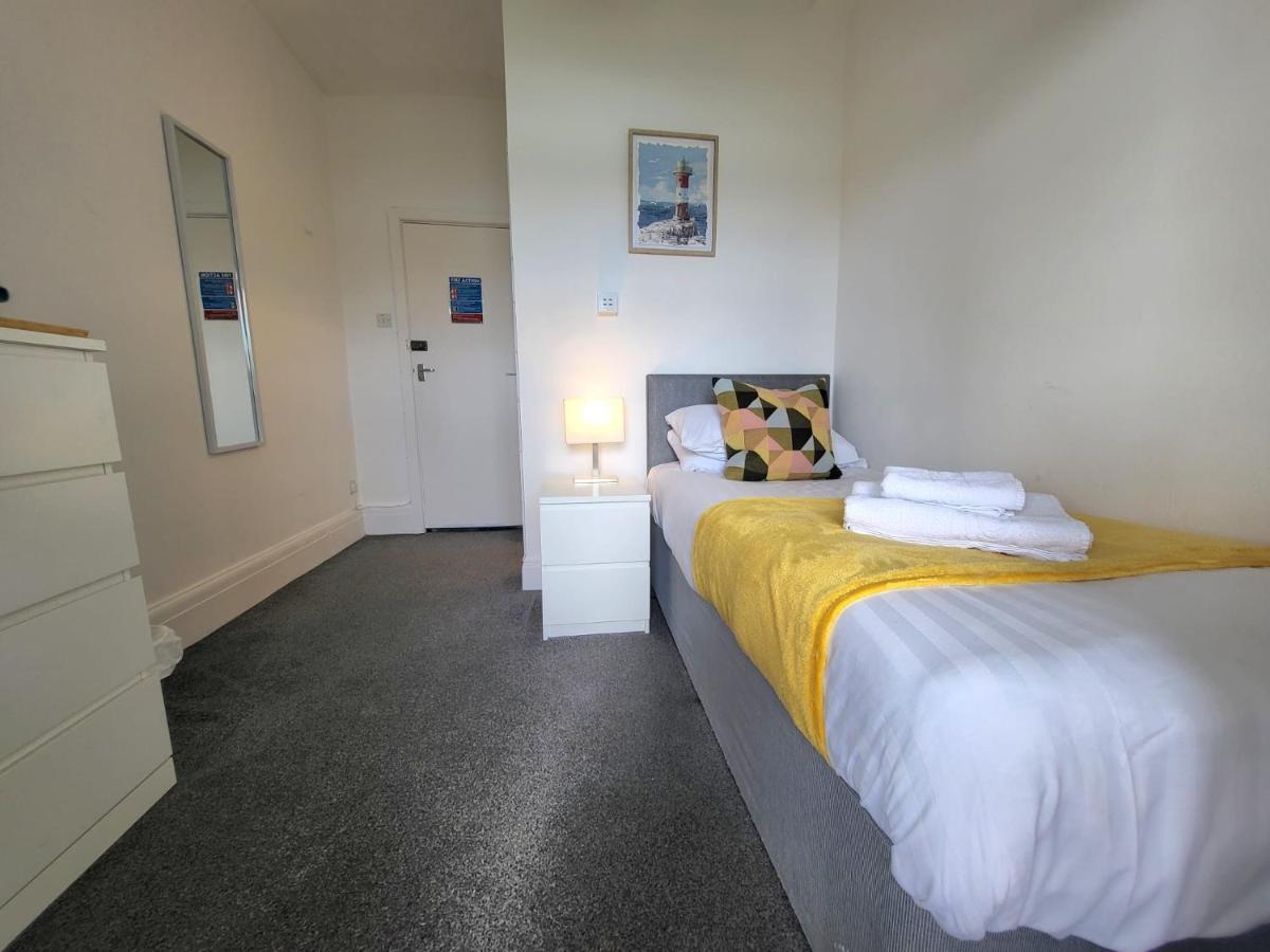 Beach Hotel Torbay B&B Пейнтън Екстериор снимка