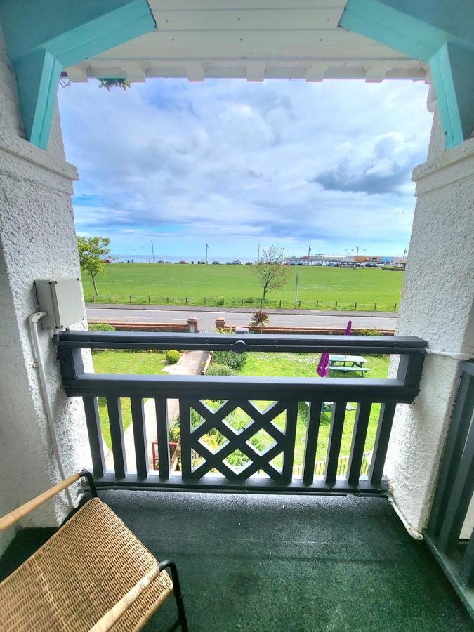 Beach Hotel Torbay B&B Пейнтън Екстериор снимка